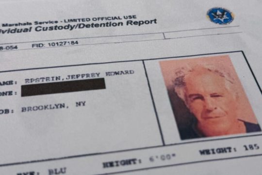 Το FBI «ξέχασε» δεκάδες ονόματα θυμάτων του Επστιν